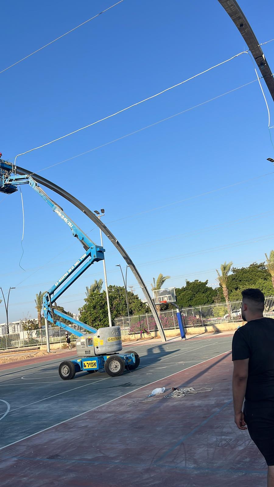 צוות וכלים לעבודות חשמל בשטח