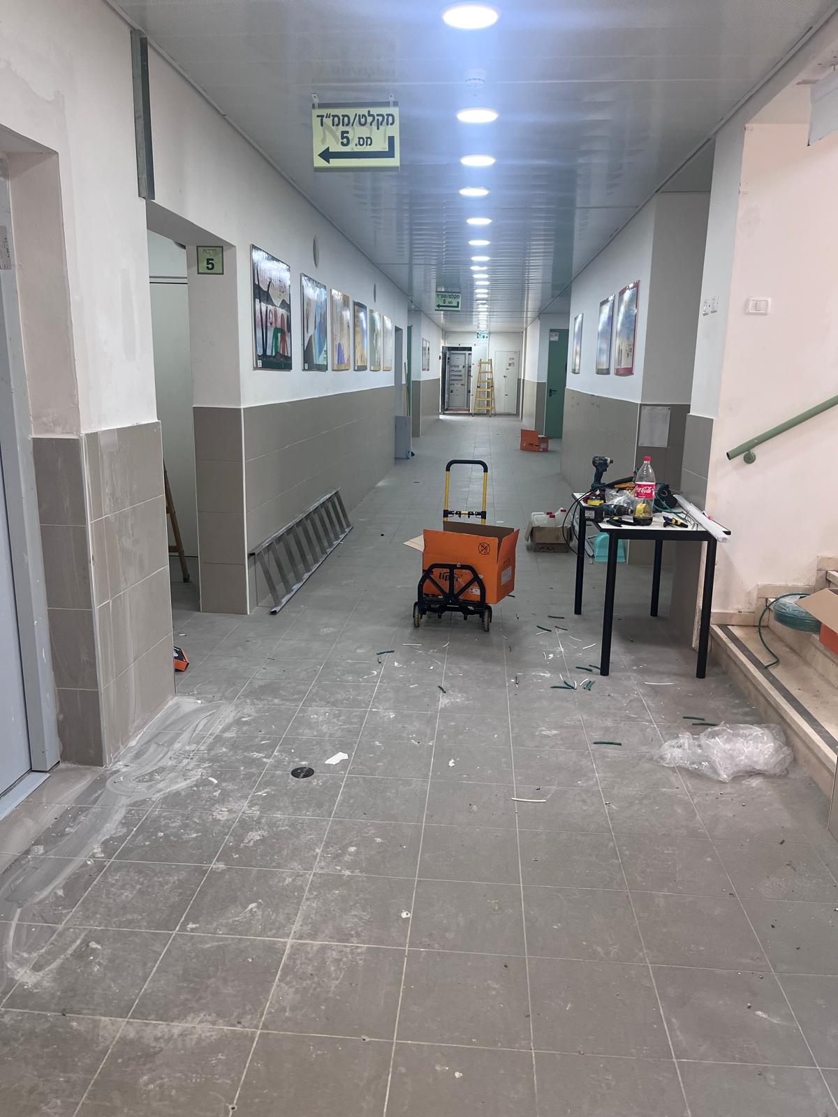 קבלן חשמל למוסדות חינוך תיקון מנורות בבית ספר